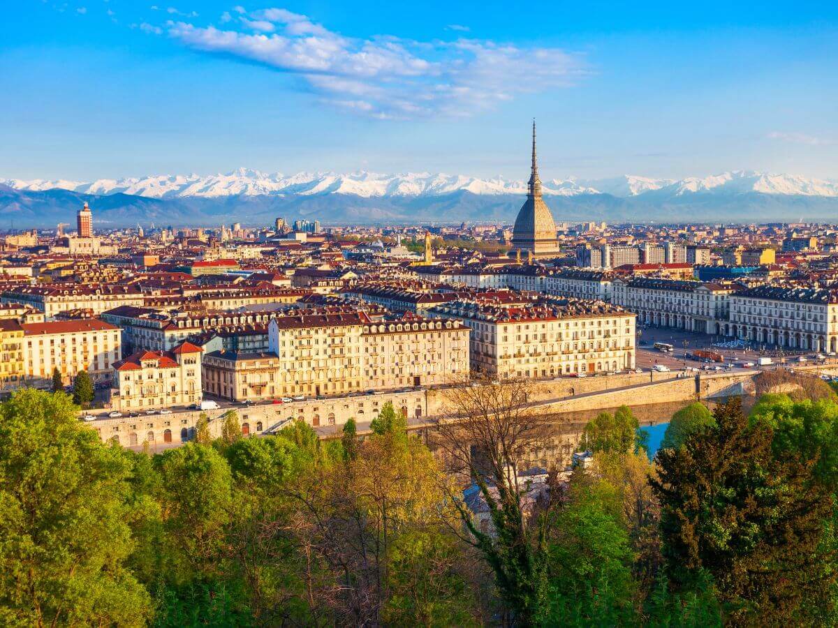 Bjerge og smukke bygninger i Torino