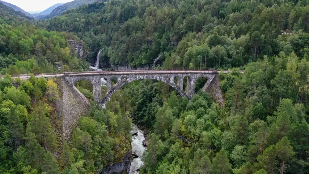 Med Golden Train gennem Rauma dalen