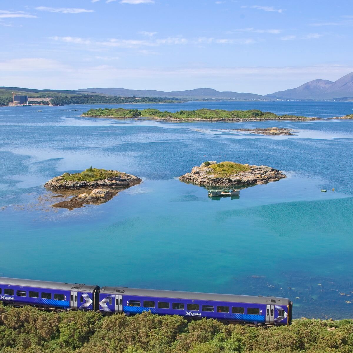 Scotrail ved Kyle of Loachlash med udsigt til  Isle of Skye
