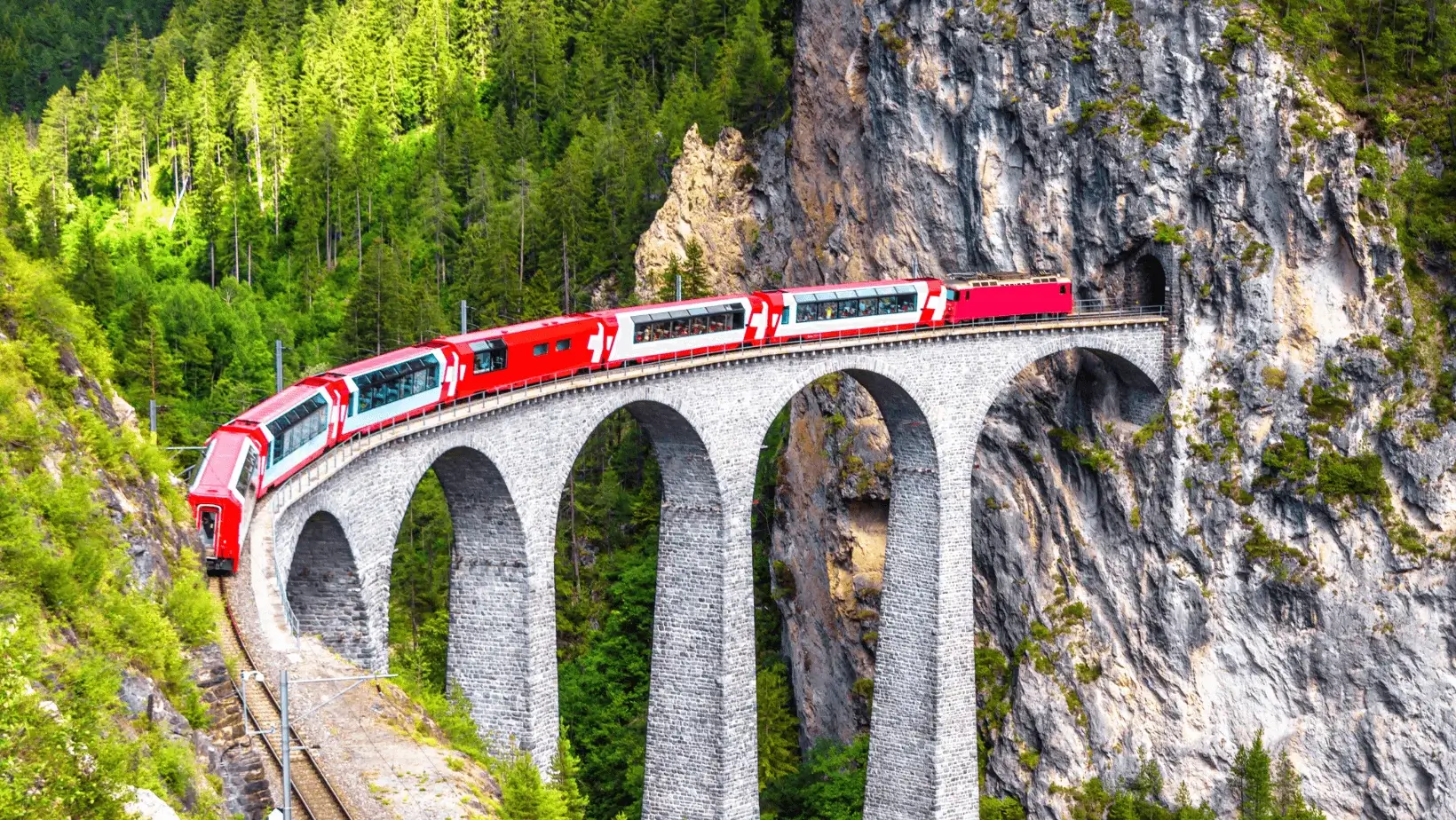 Сontinue on the Glacier Express to St. Moritz, including a 3-course meal