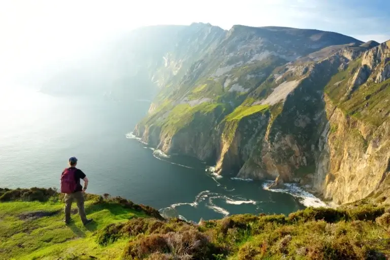 Donegal klippevægge. Irland med tog