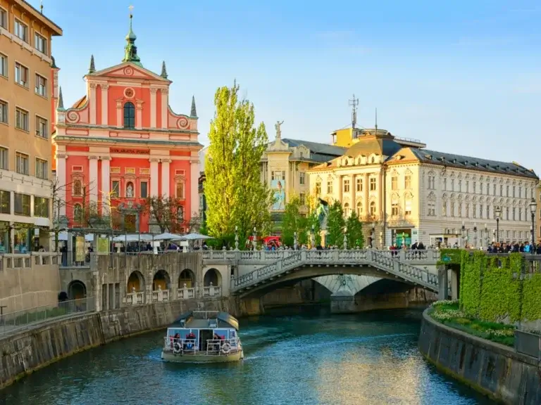 Kanal i Maribor i Slovenien. Slovenien med tog med Togrejser Europa