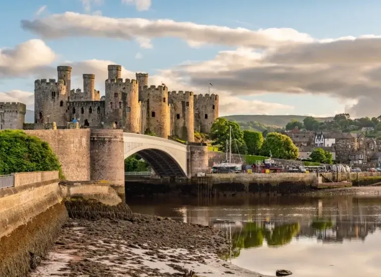 Conwy Estuary and Castle I Wales. Wales med tog med Togrejser Europa