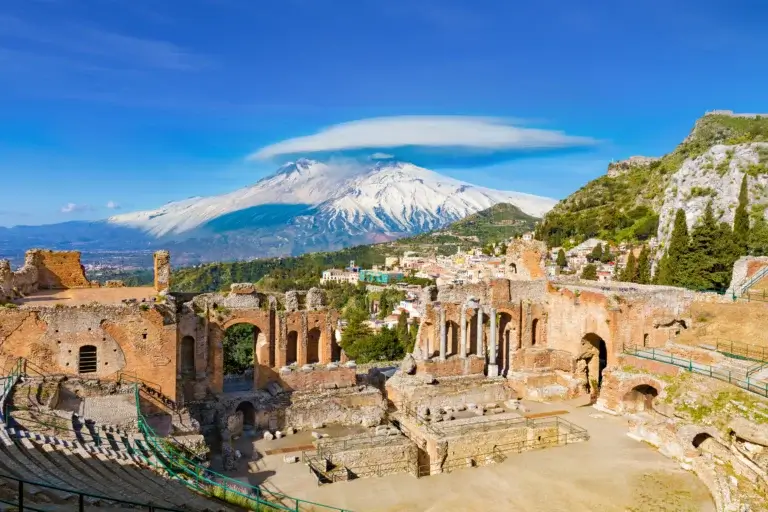 Sicilien med Etna i baggrunden. Italien med tog