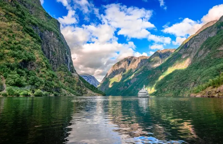 Fjordcruise i Norge. Norge med tog
