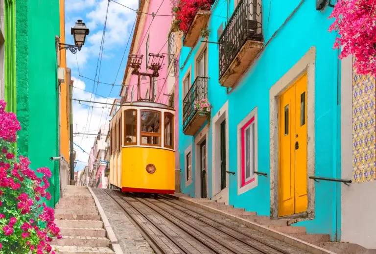 Farverig gade med sporvogn i Lissabon, Portugal. Portugal med tog