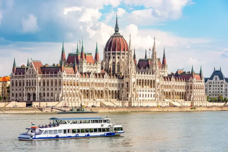 Parliamentsbygning i Budapest ved Donau floden. Ungarn med tog med Togrejser Europa