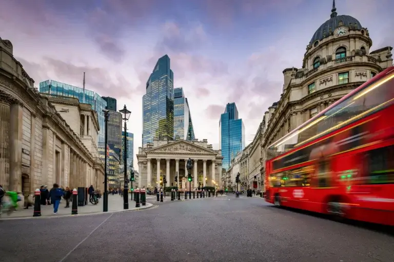 Rød dobbeltdækker bus i London, England med tog