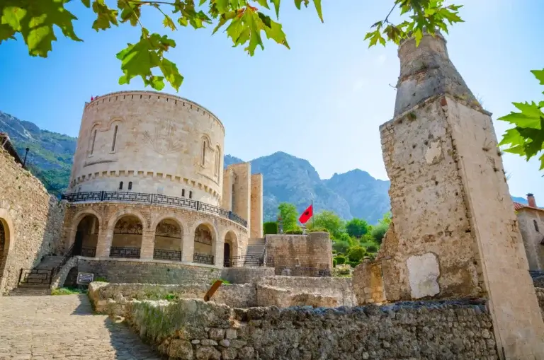 Albanien med tog Tirana