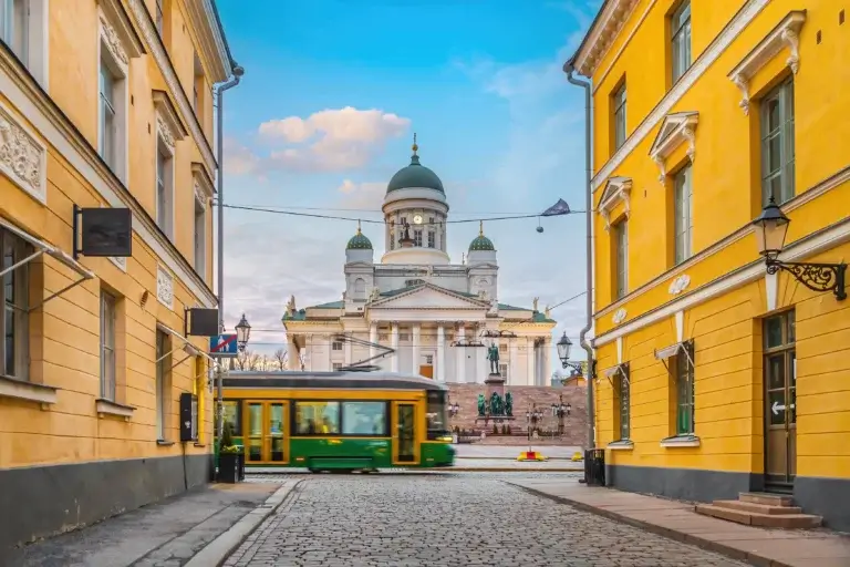 Kirke på gade i Finland, Helsinki. Finland med tog
