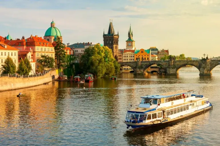Karlsbroen i Prag med en båd. Togrejse til Tjekkiet
