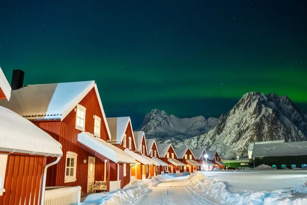 Svolvaer sneklædt med nordlyd