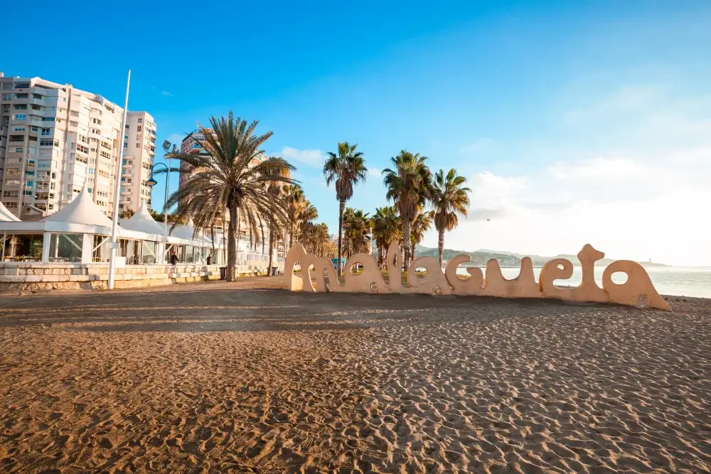 Sol, sand og palmer – La Malagueta er byens populære strand midt i centrum.