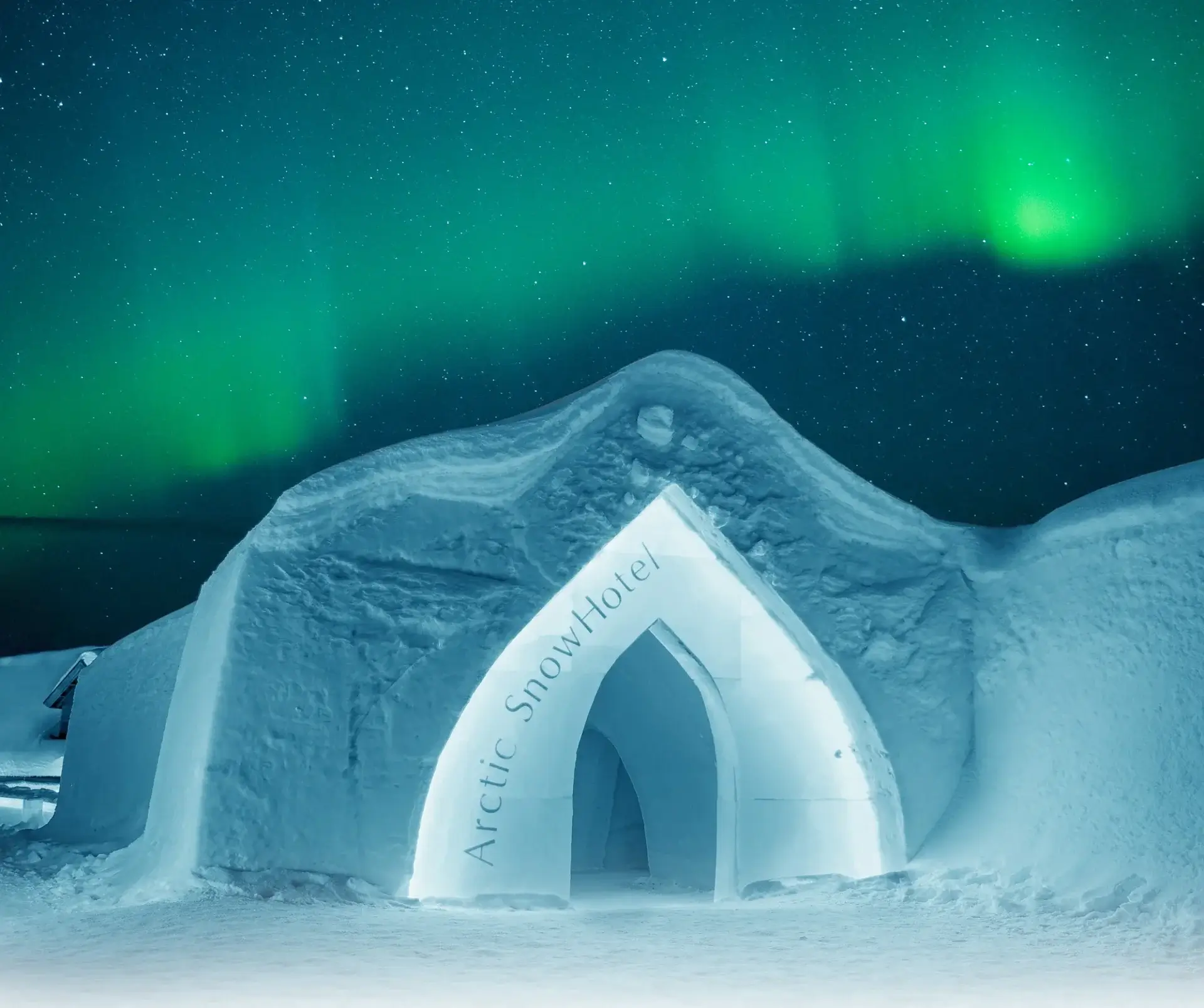 Indgang Arctic SnowHotel & Glass Igloos med natudsigt til nordlys i Rovaniemi, Lapland, Finland. Togrejser Europa.