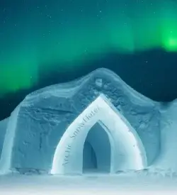 Indgang Arctic SnowHotel & Glass Igloos med natudsigt til nordlys i Rovaniemi, Lapland, Finland. Togrejser Europa.